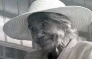 Senior women wriley smiling wearing a white sunhat